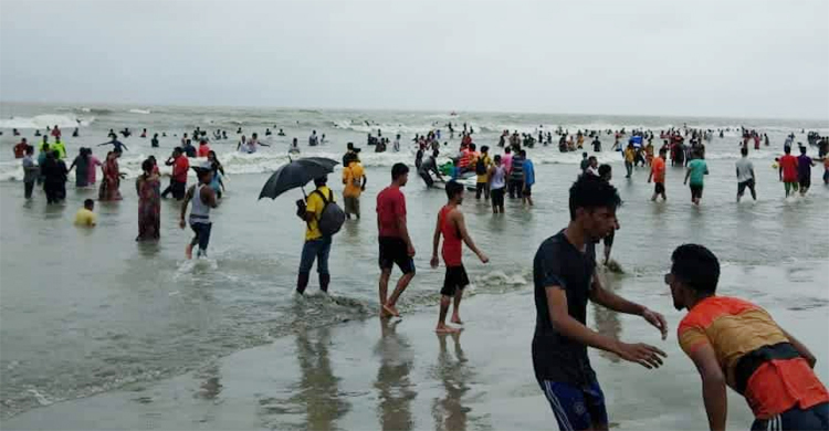 বৈরী আবহাওয়াতেও কুয়াকাটায় উপচে পড়া ভিড়